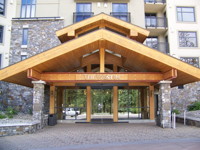 the_westin_monache_hotel_entrance_mammoth_lakes_ca